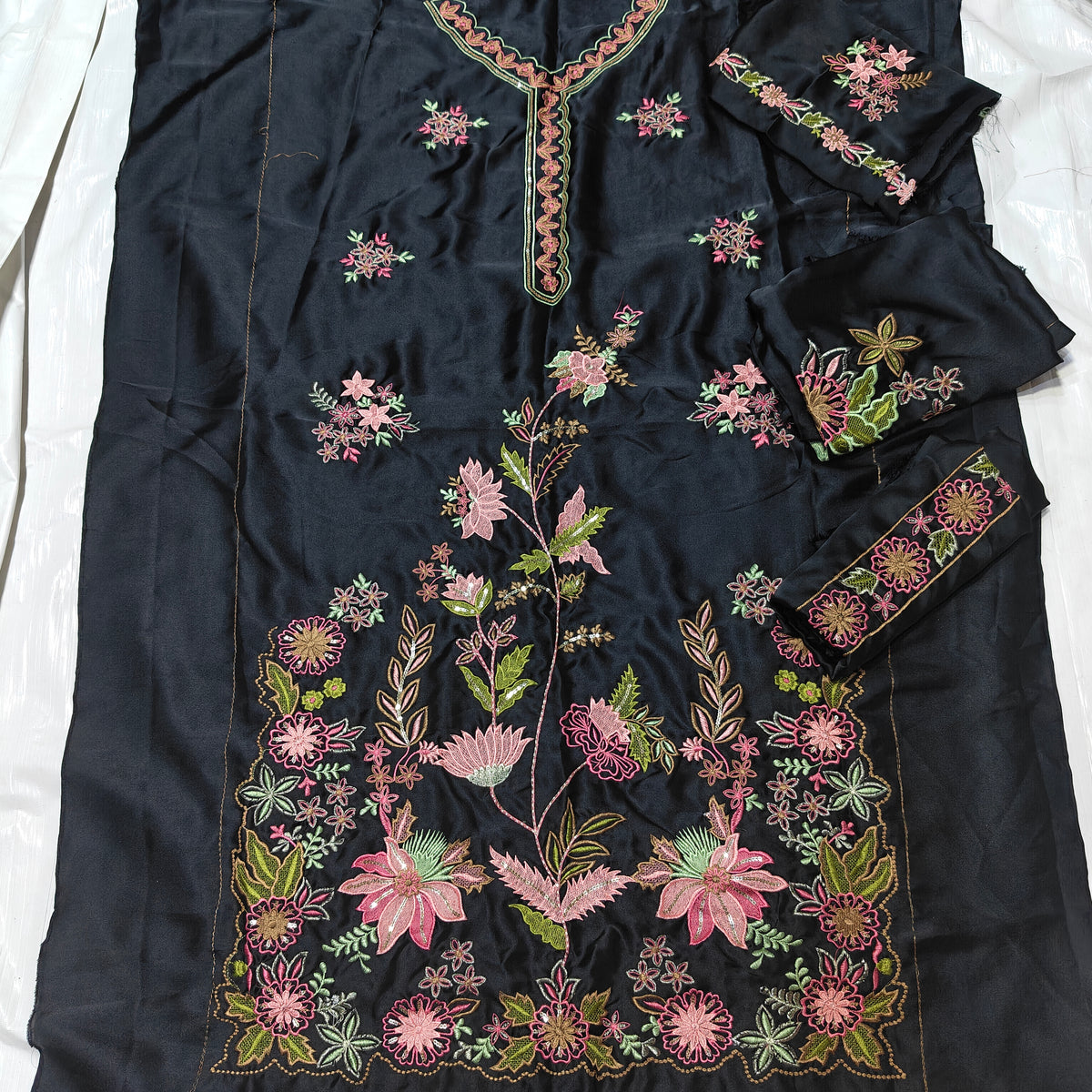 ✨ Luxury Embroidered Silk Kaftan – Special 2-Piece Edition ✨