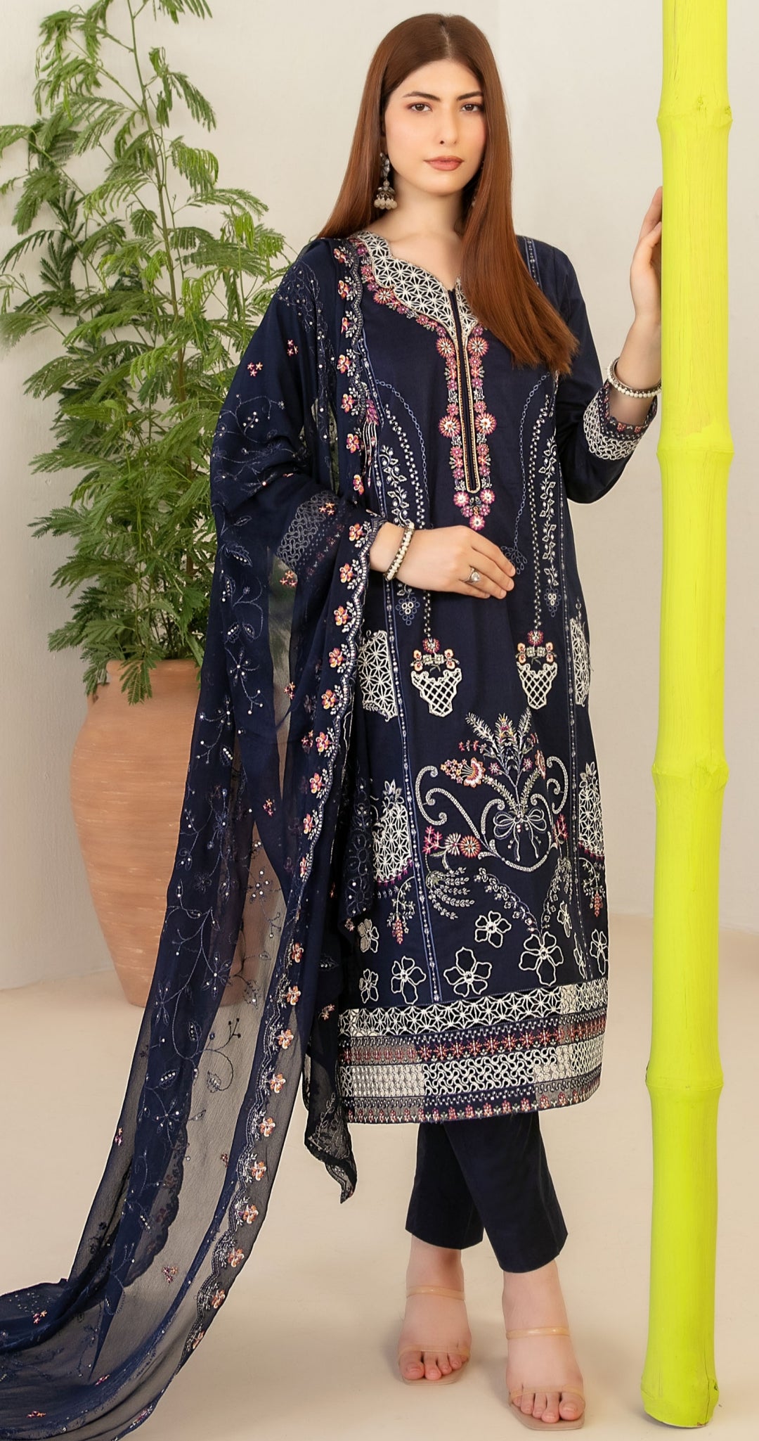 Design By: Shahid Tawakkal
fancy embroidered lawn
NADIA
FANCY EMBROIDERED CHIFFON DUPATTA