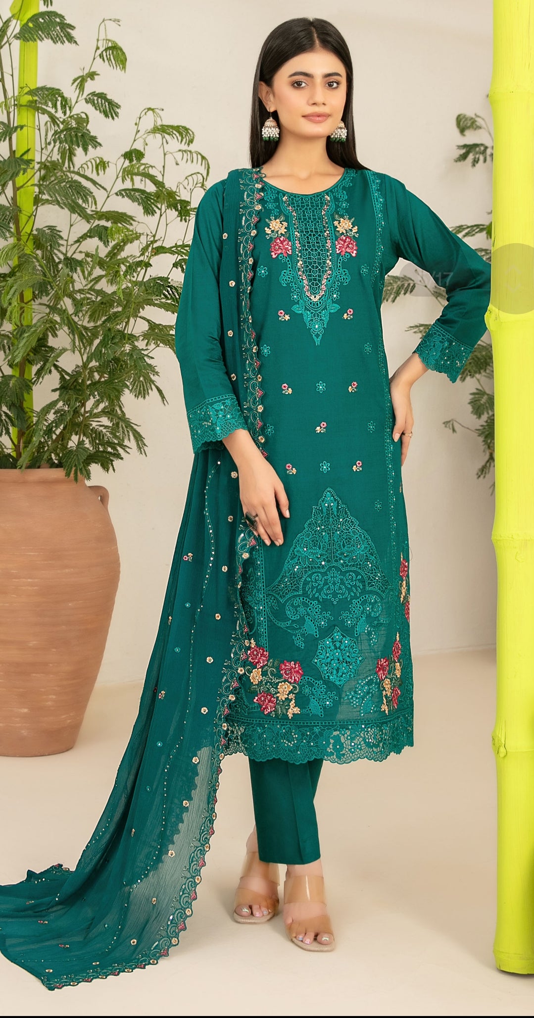 Design By: Shahid Tawakkal
fancy embroidered lawn
NADIA
FANCY EMBROIDERED CHIFFON DUPATTA