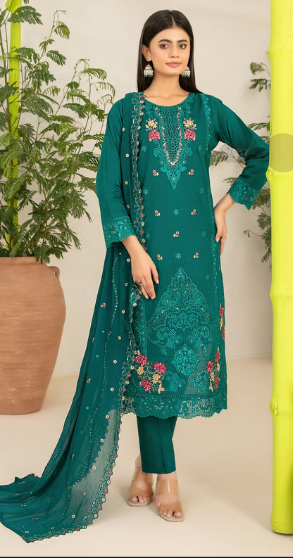 Design By: Shahid Tawakkal
fancy embroidered lawn
NADIA
FANCY EMBROIDERED CHIFFON DUPATTA