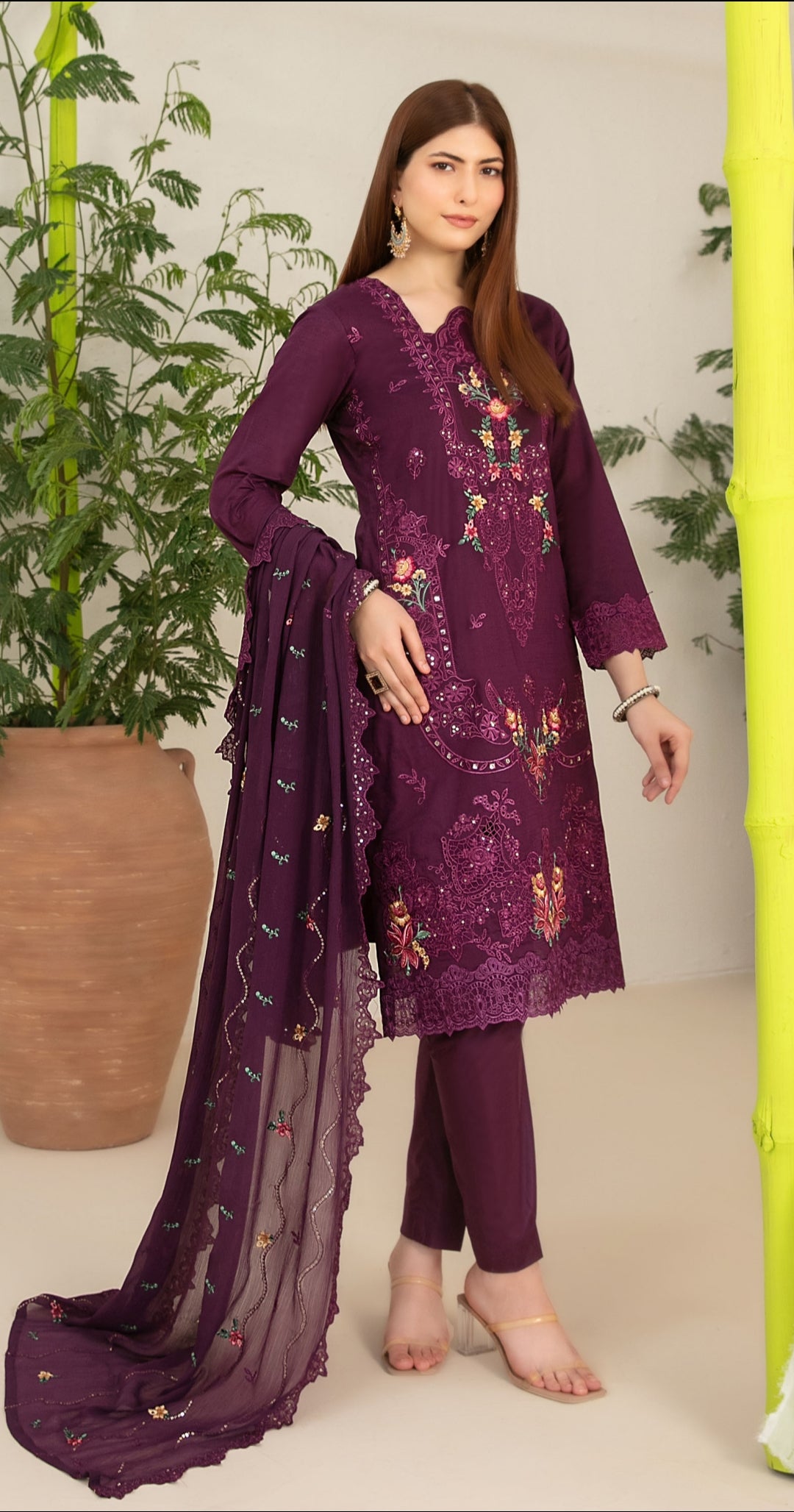 Design By: Shahid Tawakkal
fancy embroidered lawn
NADIA
FANCY EMBROIDERED CHIFFON DUPATTA
