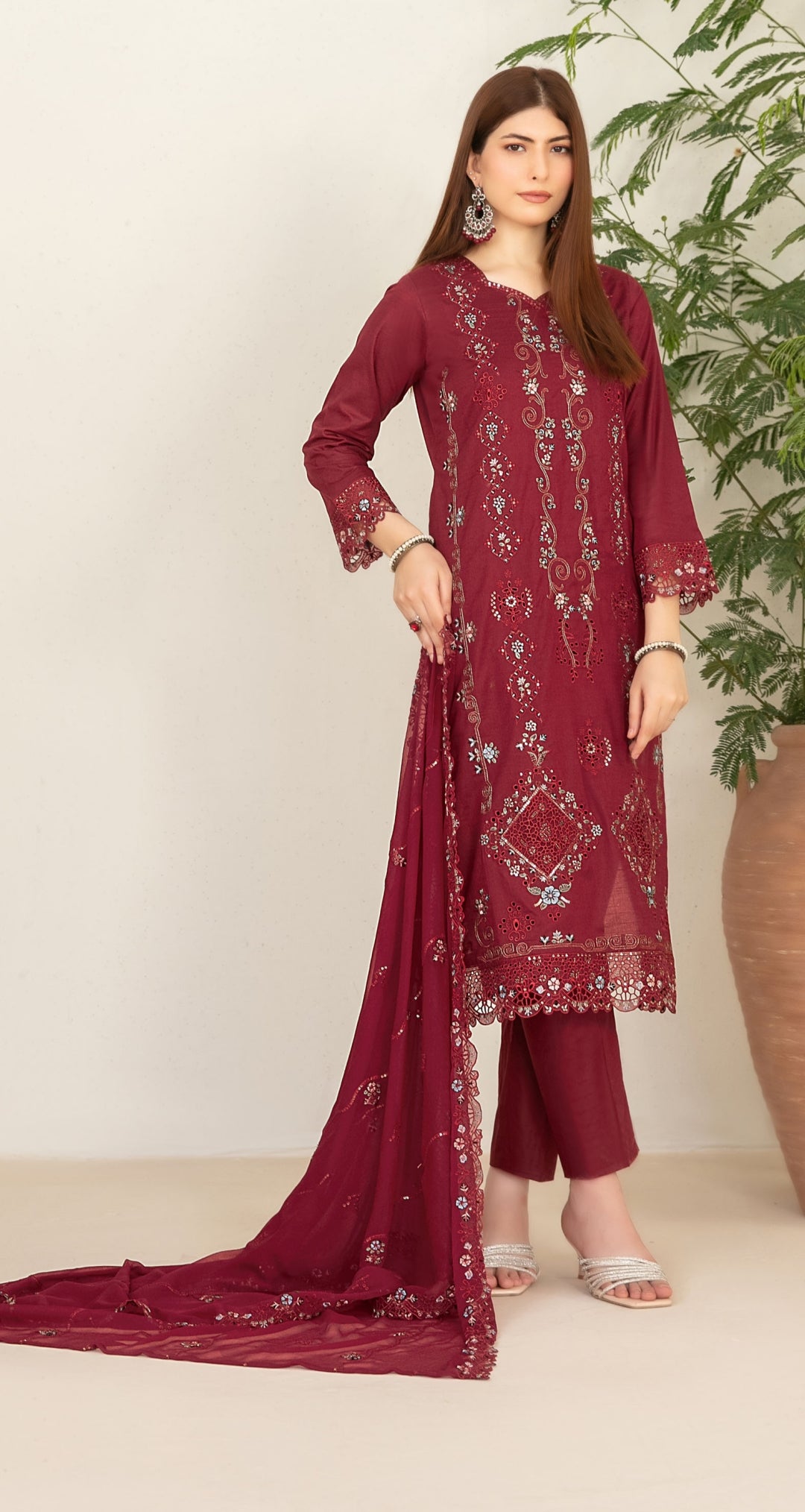 Design By: Shahid Tawakkal
fancy embroidered lawn
NADIA
FANCY EMBROIDERED CHIFFON DUPATTA